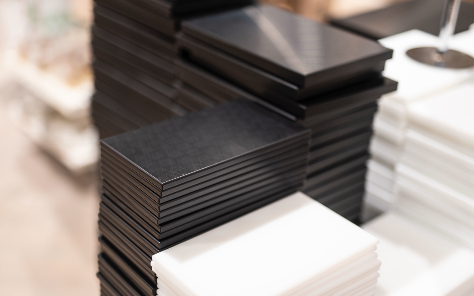 Skærebrætter I Hvid Og Sort Plast Fra Kunst Og Køkkentøj