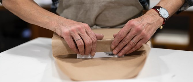 Julegaver Pakkes Ind I Brunt Papir Hos Kunst Og Køkkentøj