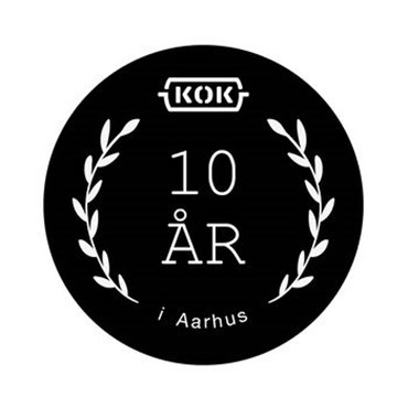 Kok 10 År I Aarhus Sort Logo