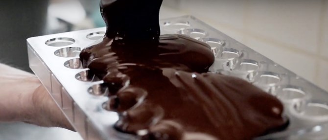 Temperering Af Chokolade Med Kunst Og Køkkentøj