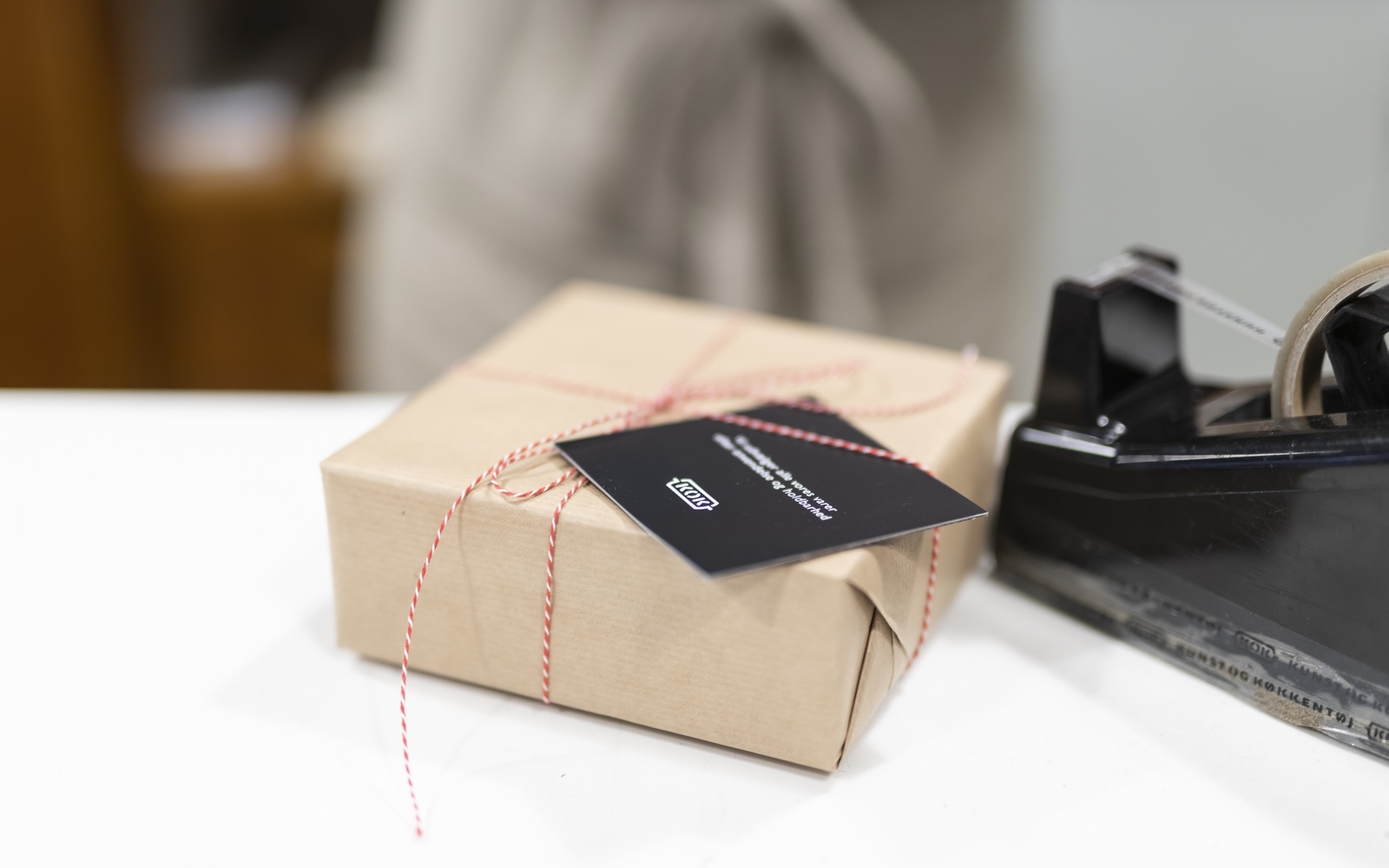 Kunst Og Køkkentøj Pakker Ind I Brunt Papir Med Rullepølsegarn Rundt Om