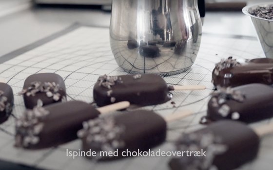 Ispinde Med Chokoladeovertræk Med Kunst Og Køkkentøj