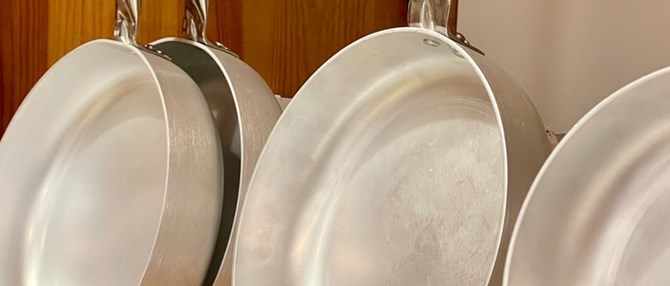 Pander I Aluminium Fra Kunst Og Køkkentøj