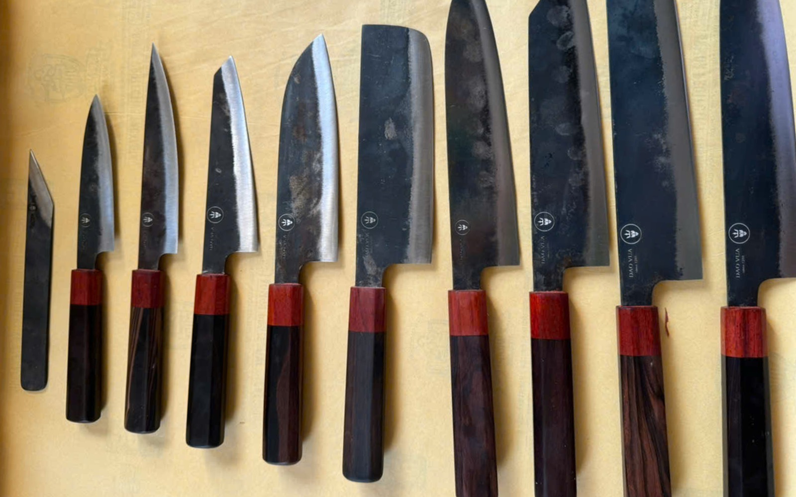 Knive I Karbonstål Fra Dao Vua Hos Kunst Og Køkkentøj