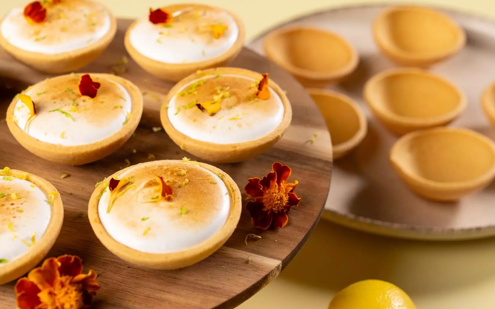 Små Citrontærter I En Silikoneform Fra Silikomart