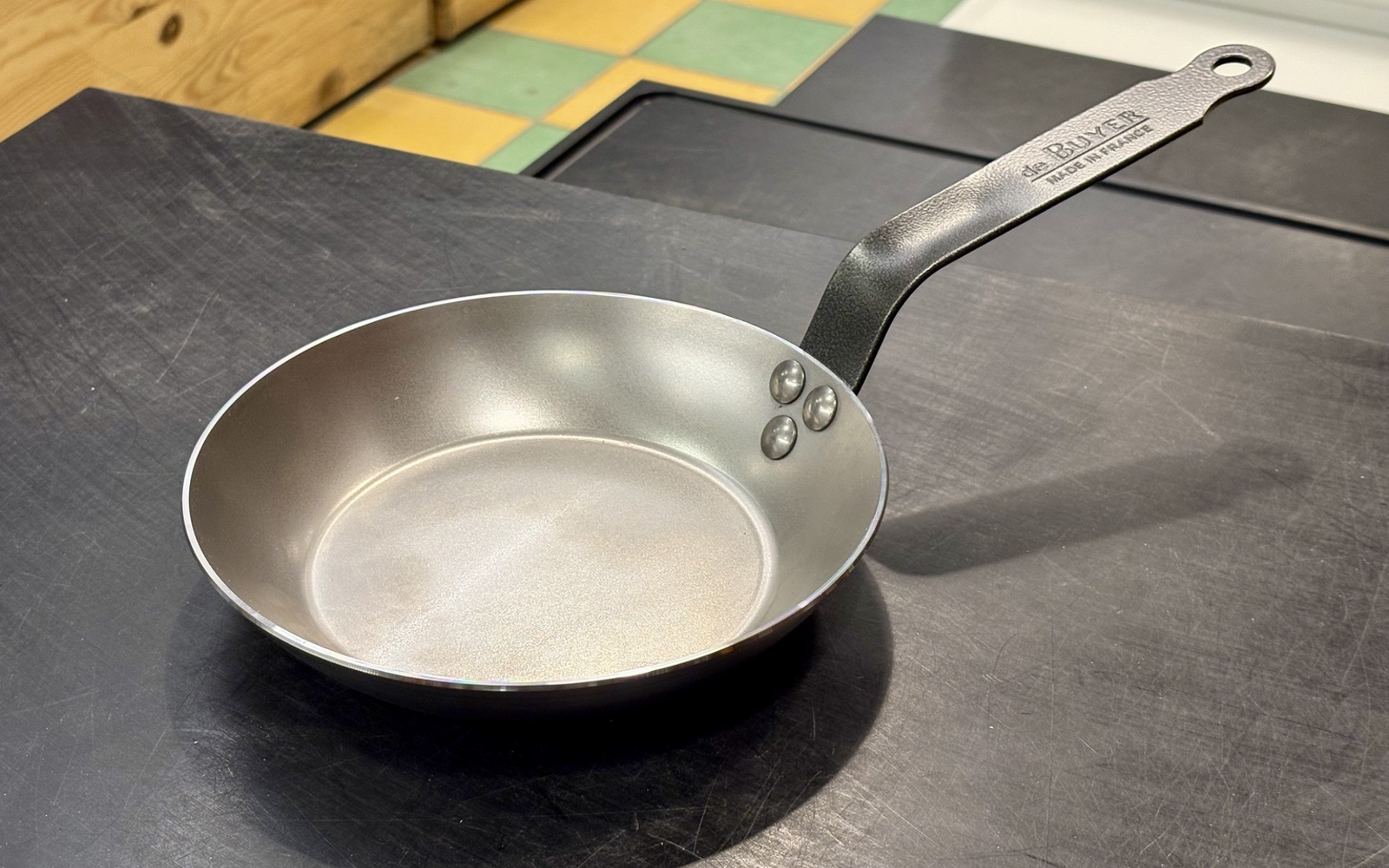 Pande Af Pladejern Fra Kunst Og Køkkentøj