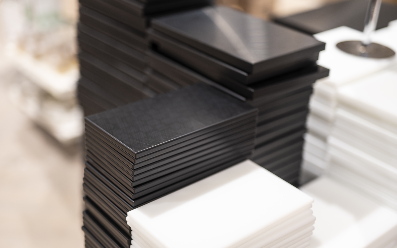 Skærebrætter I Sort Og Hvid Plast Hos Kunst Og Køkkentøj