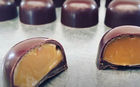 Fyldte Chokolader Med Kunst Og Køkkentøj