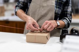 Gaveindpakning Hos Kunst Og Køkkentøj