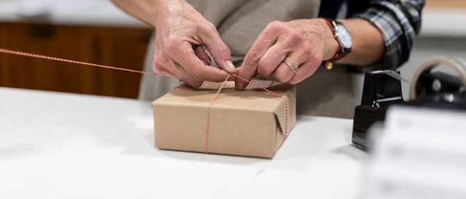 Gaveindpakning Hos Kunst Og Køkkentøj
