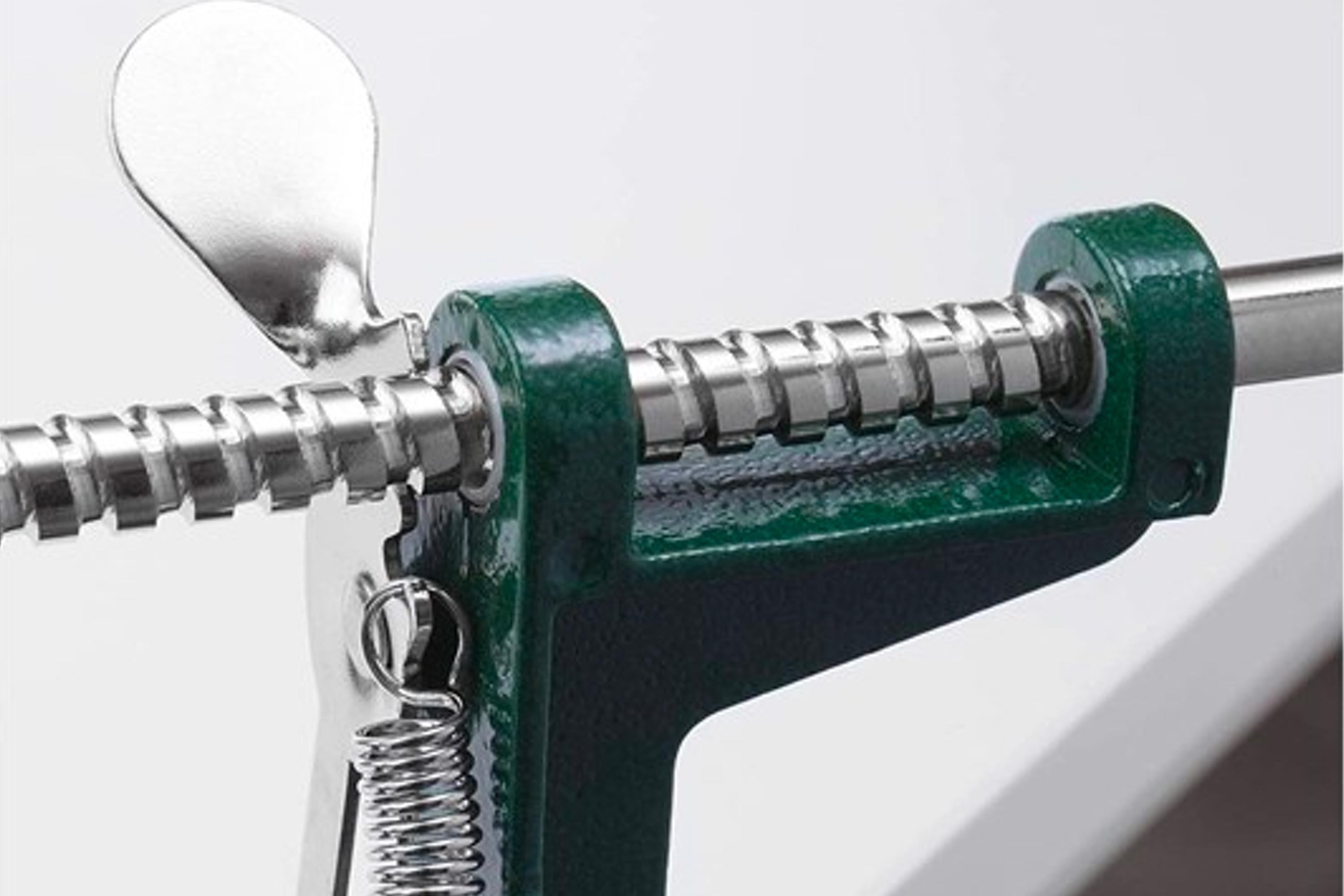 Æbleskrællemaskine med skruetvinge