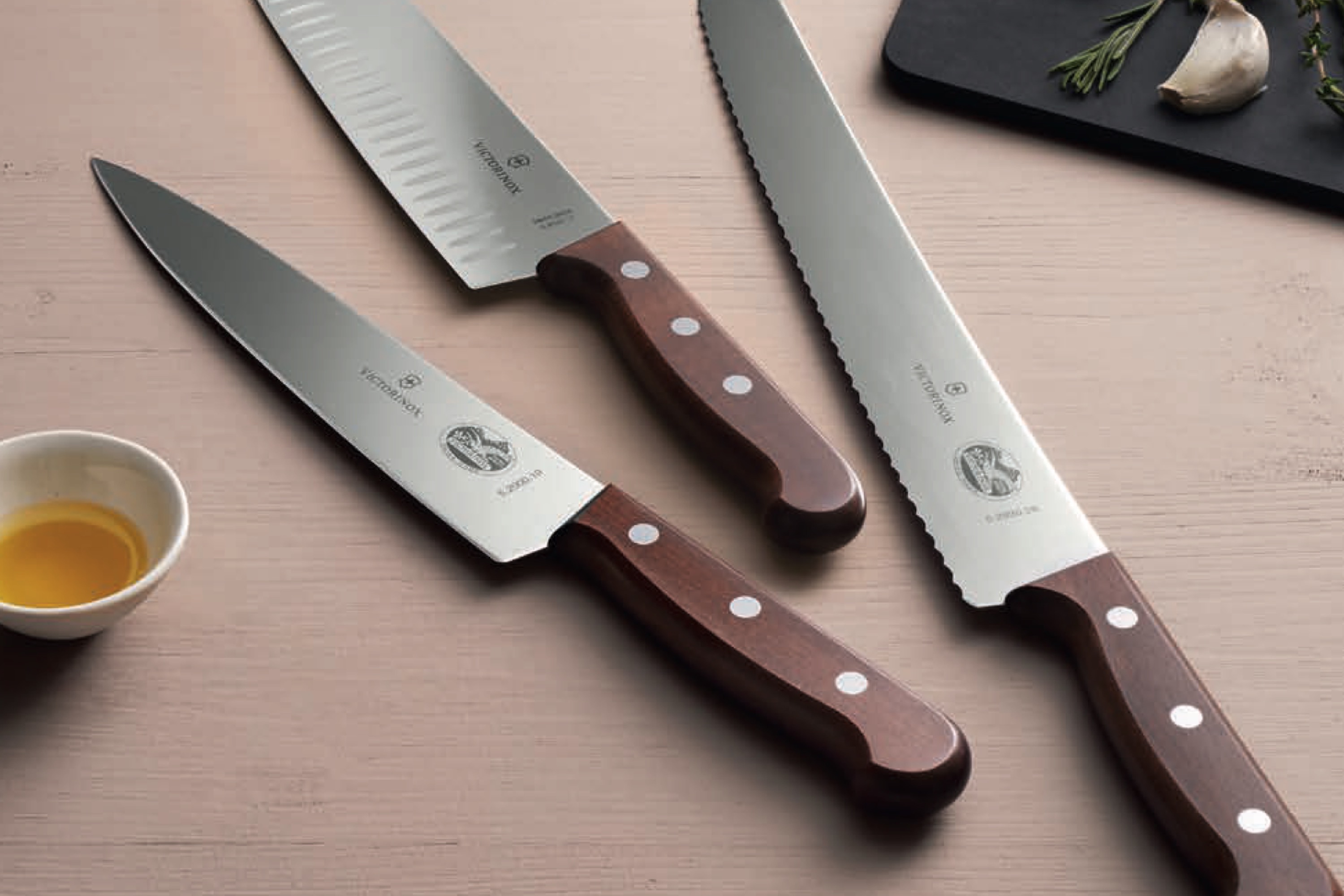 Kokke- og grøntkniv, Santoku, luftskær, træskæfte