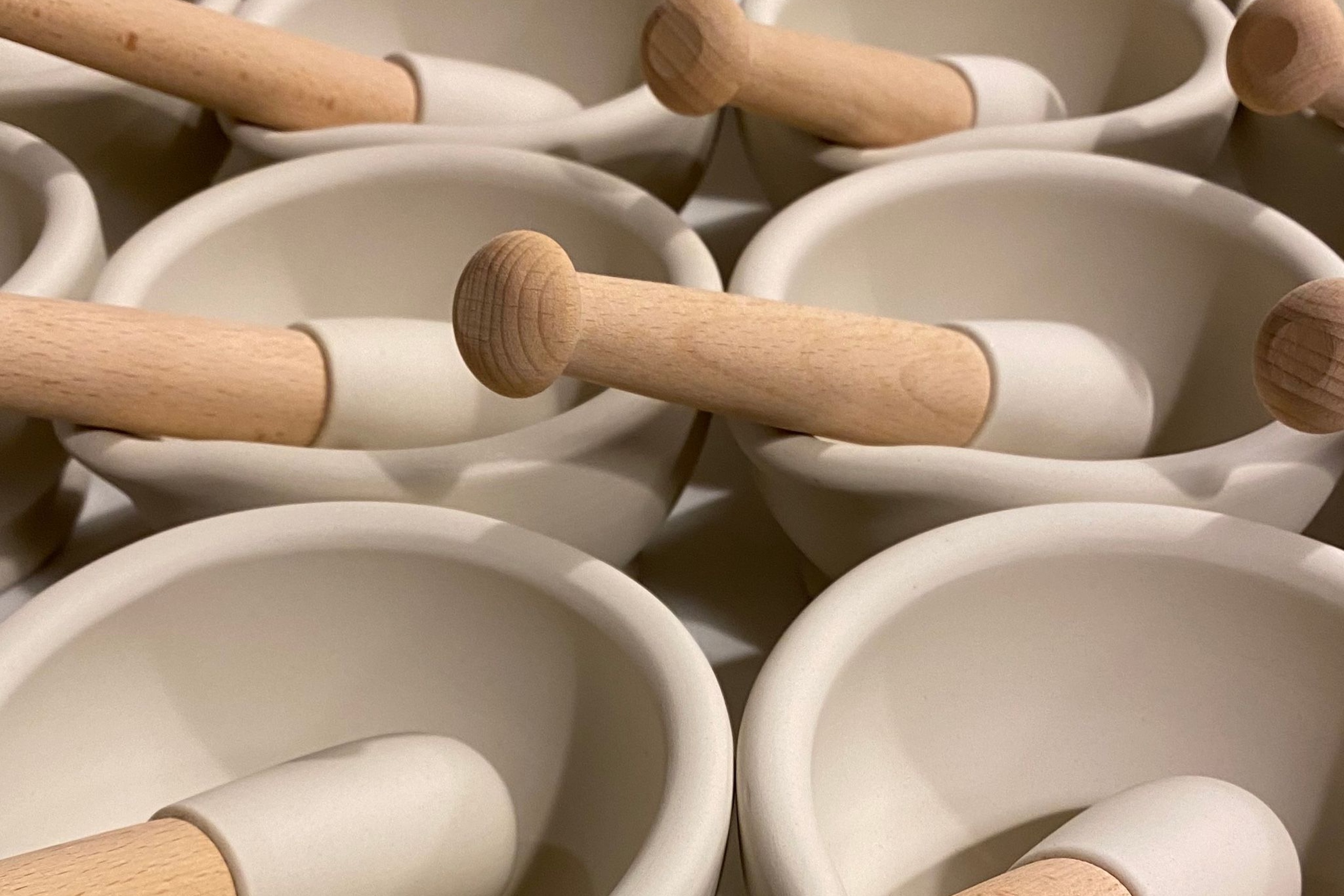 Morter med pistil, uglaseret porcelæn, No. 4