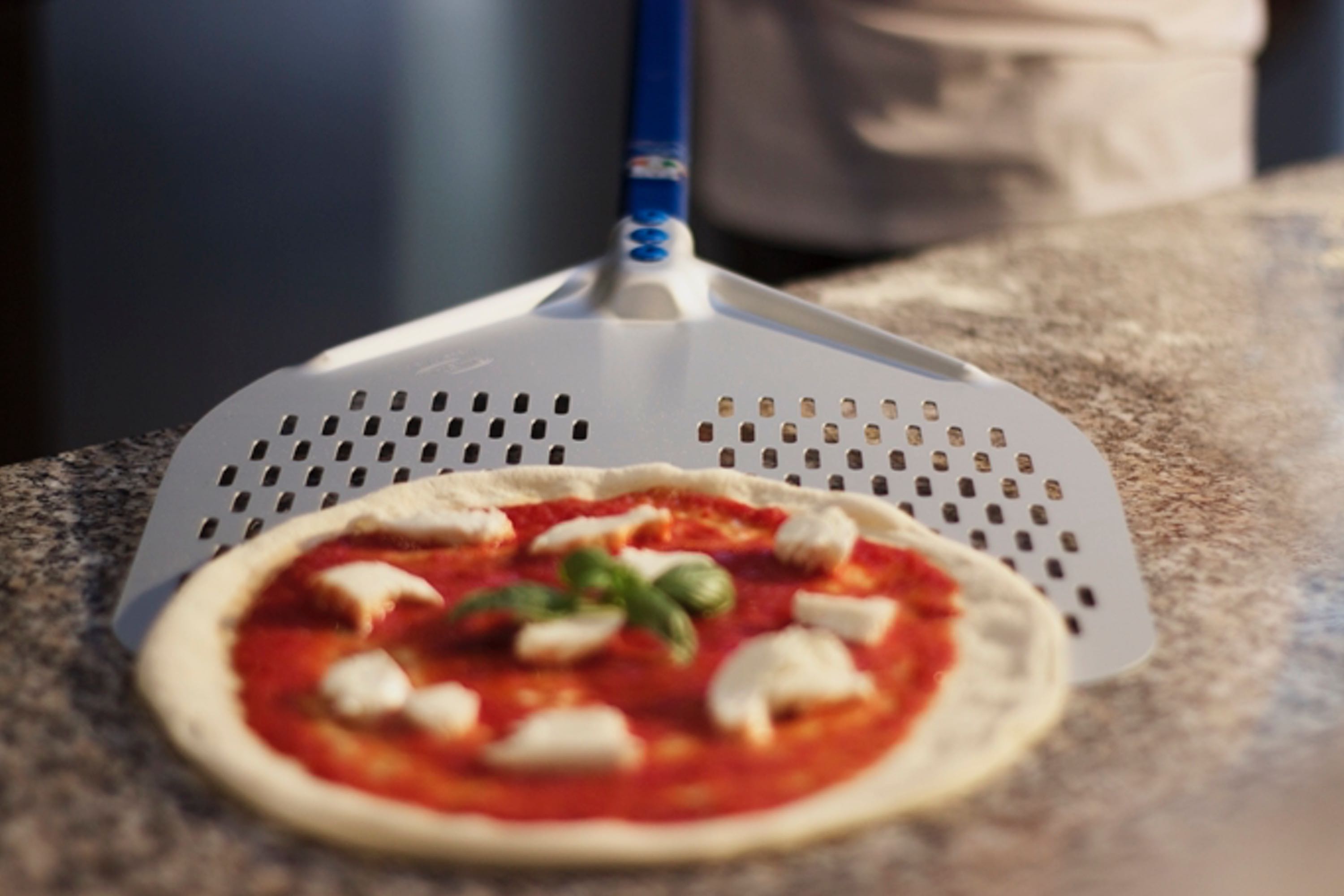 Pizzaspade pro, perforeret aluminium, håndtag 60 cm