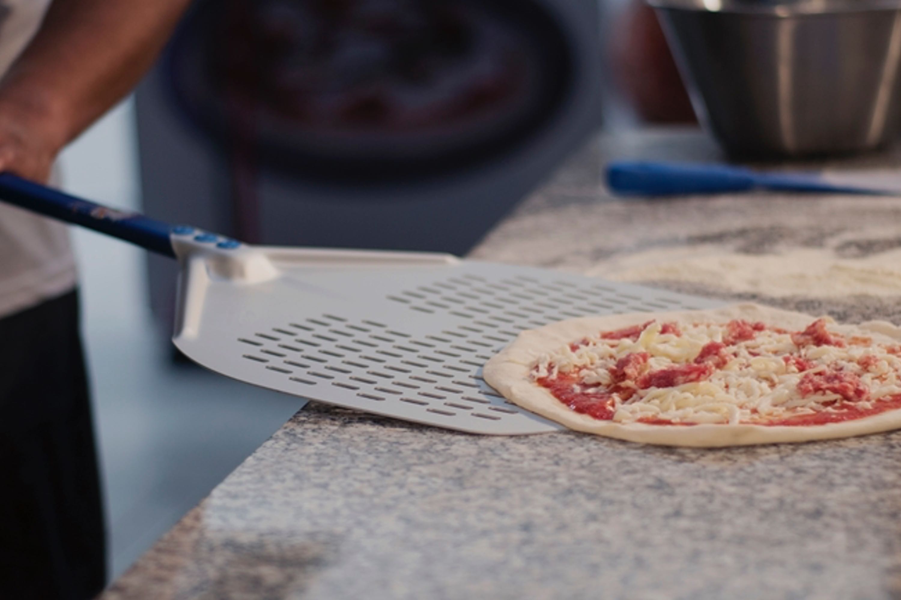 Pizzaspade pro, perforeret aluminium, håndtag 1,8 meter