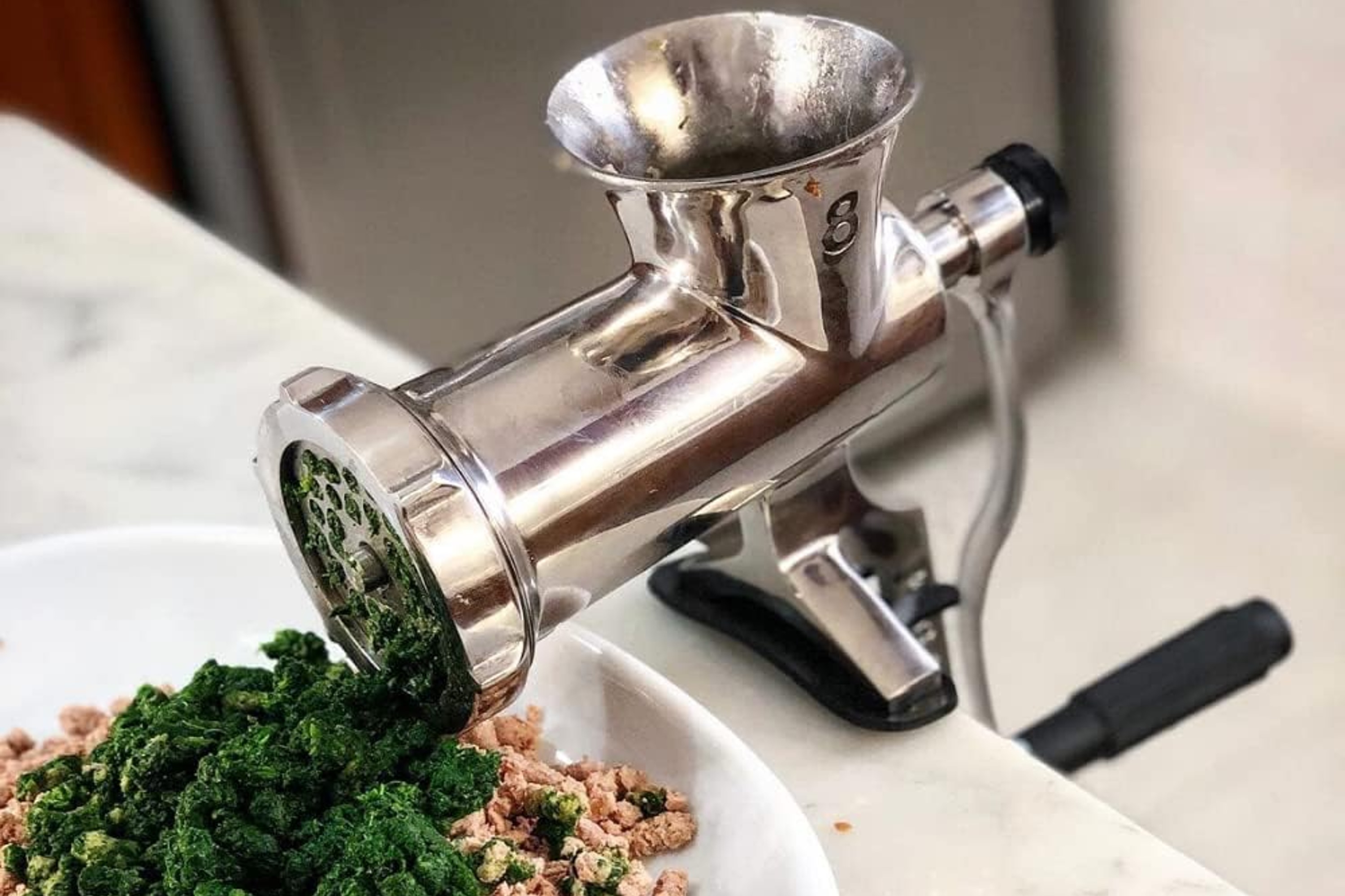 Kødhakker med kniv og hulskive, Tre Spade