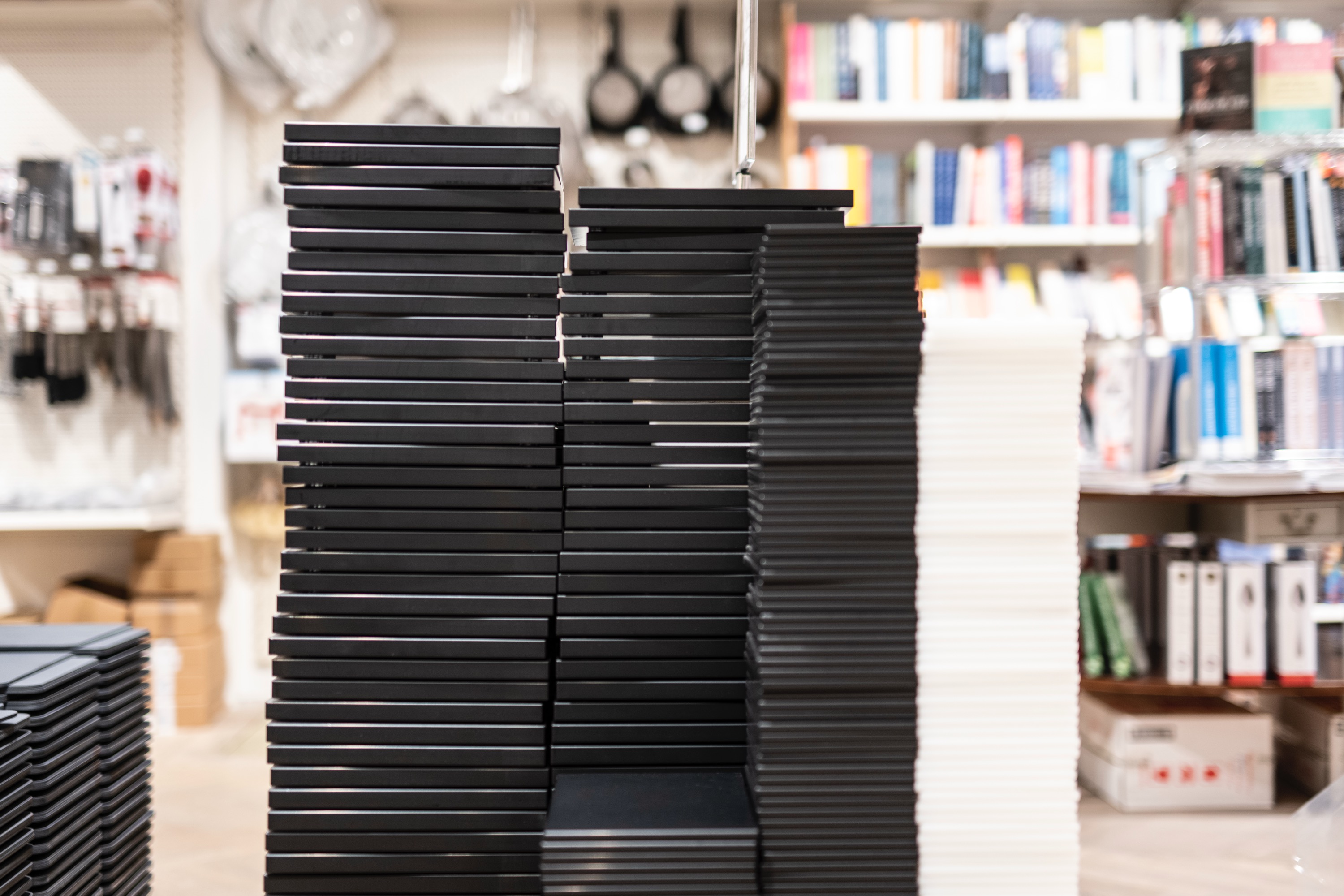 Skærebræt med fødder, sort plast