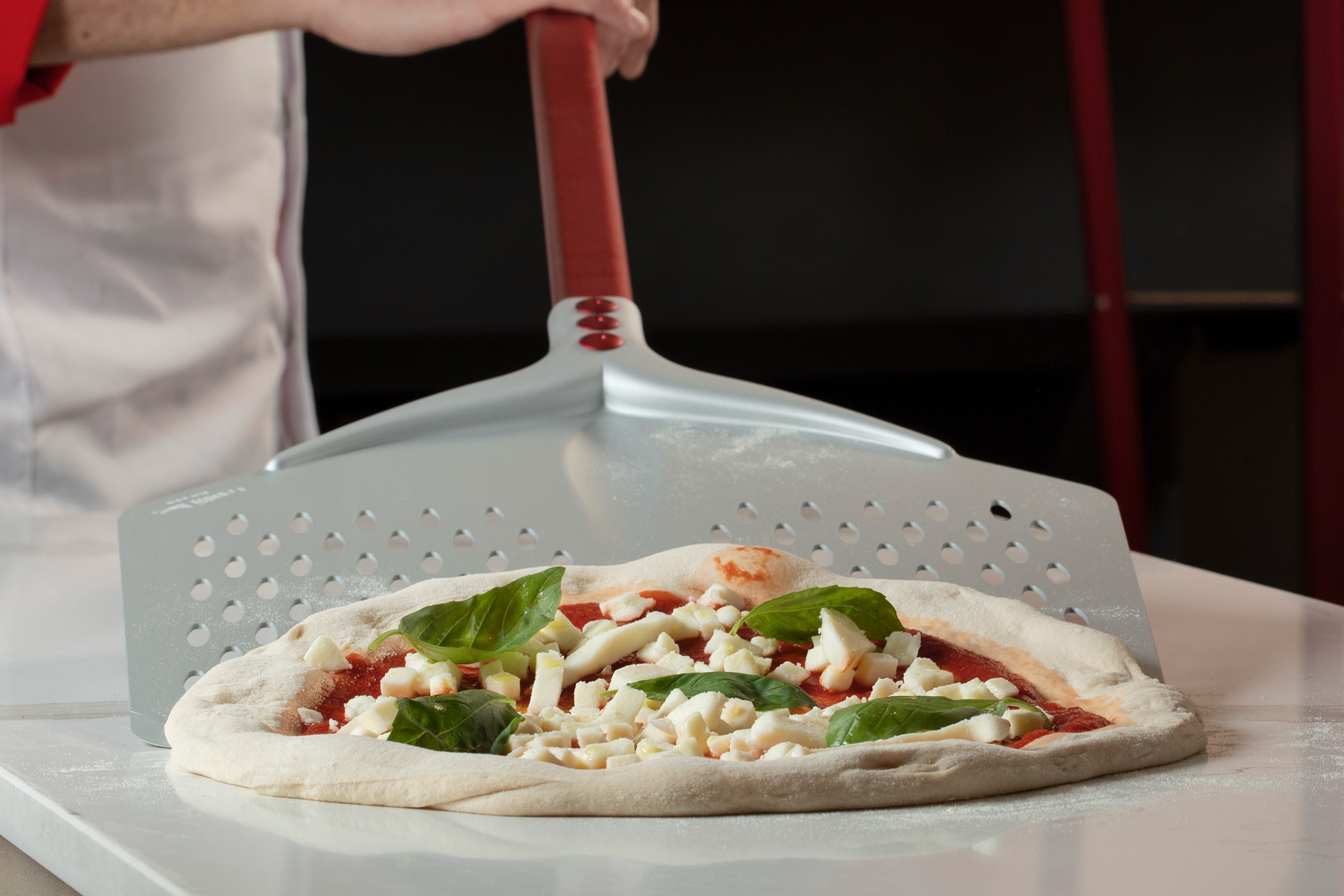 Pizzaspade pro, perforeret aluminium, håndtag 30 cm