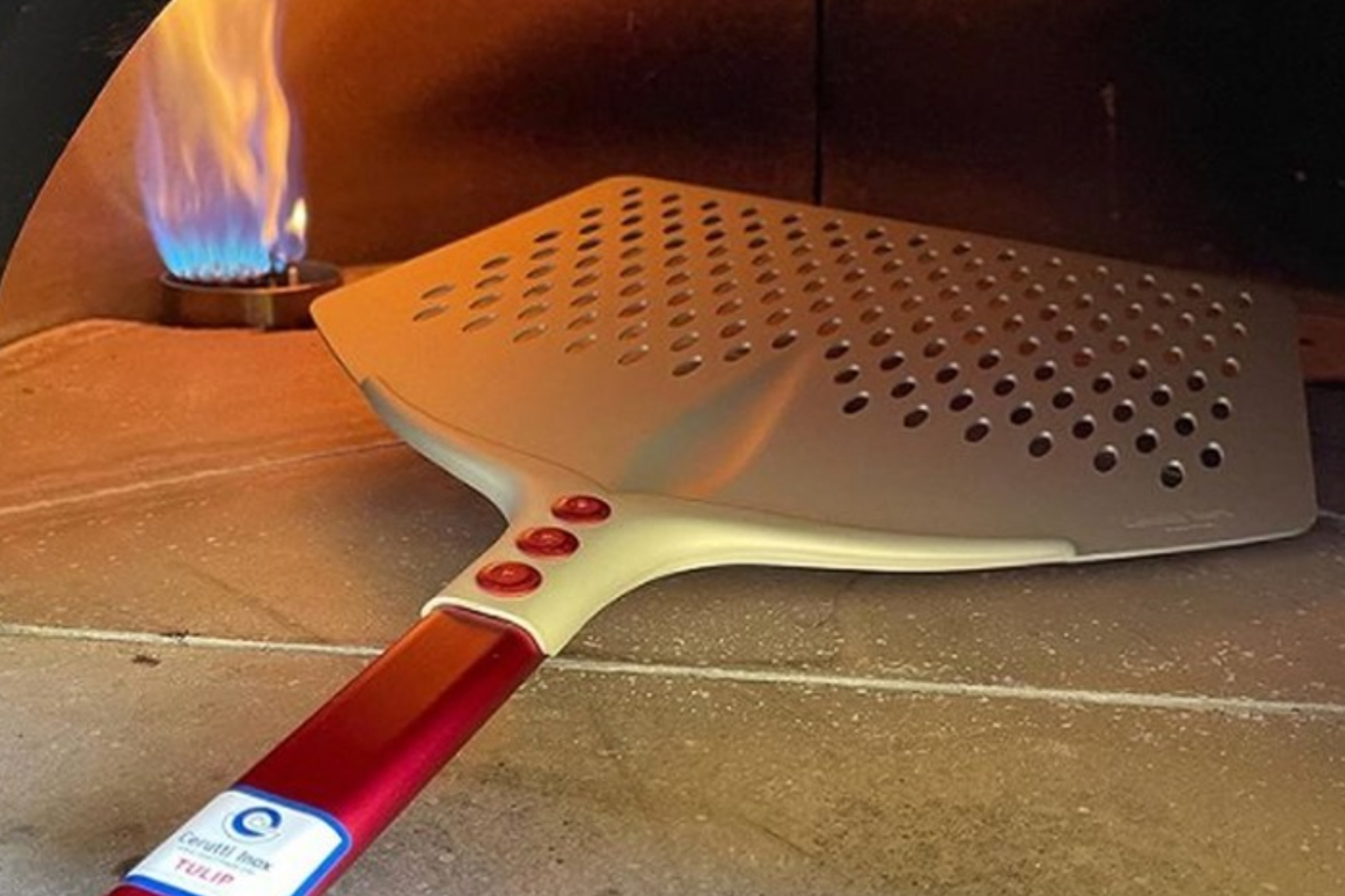 Pizzaspade pro, perforeret aluminium, håndtag 30 cm