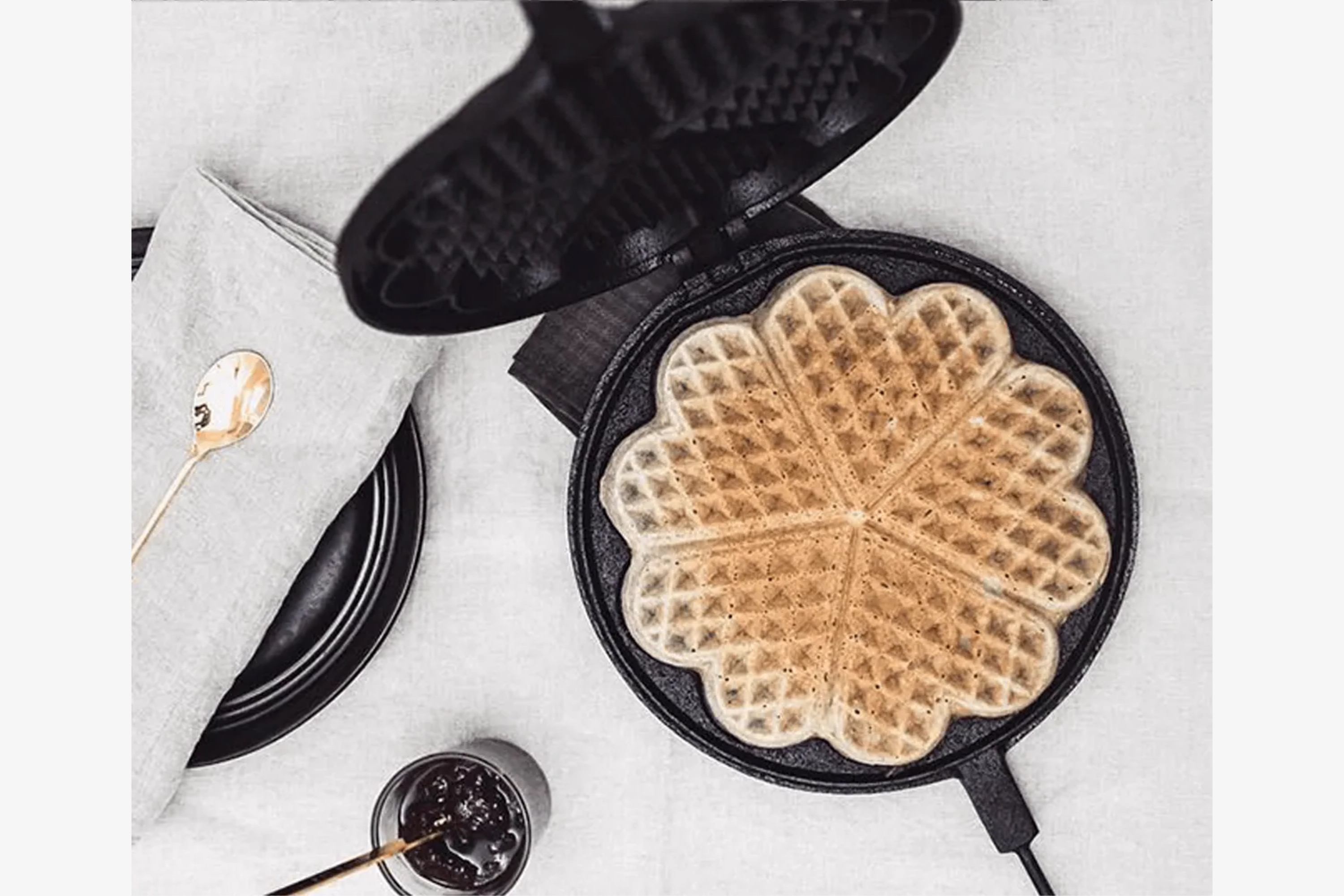 Vaffeljern, uemaljeret støbejern