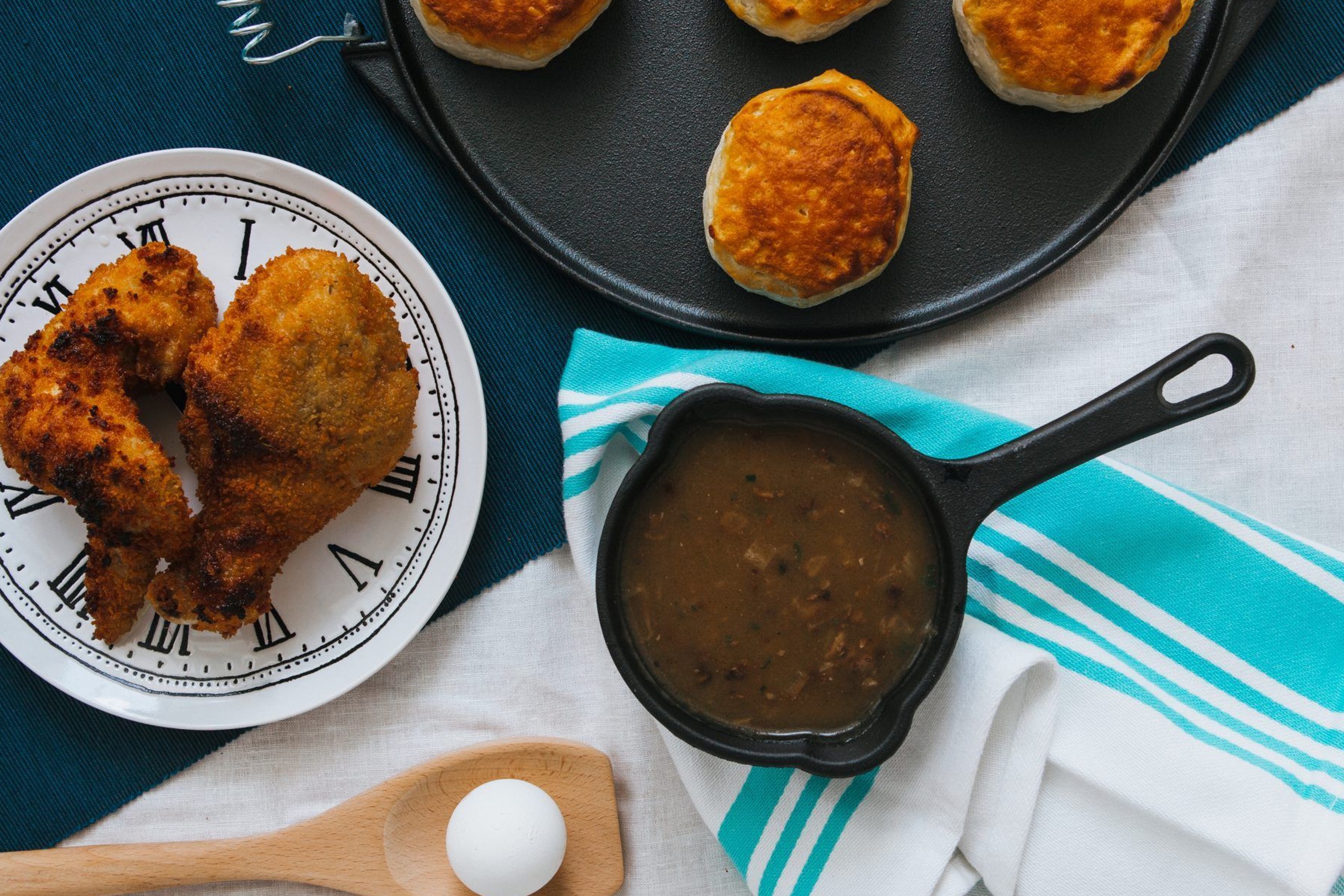 Kasserolle til servering (smørnæb), emaljeret støbejern