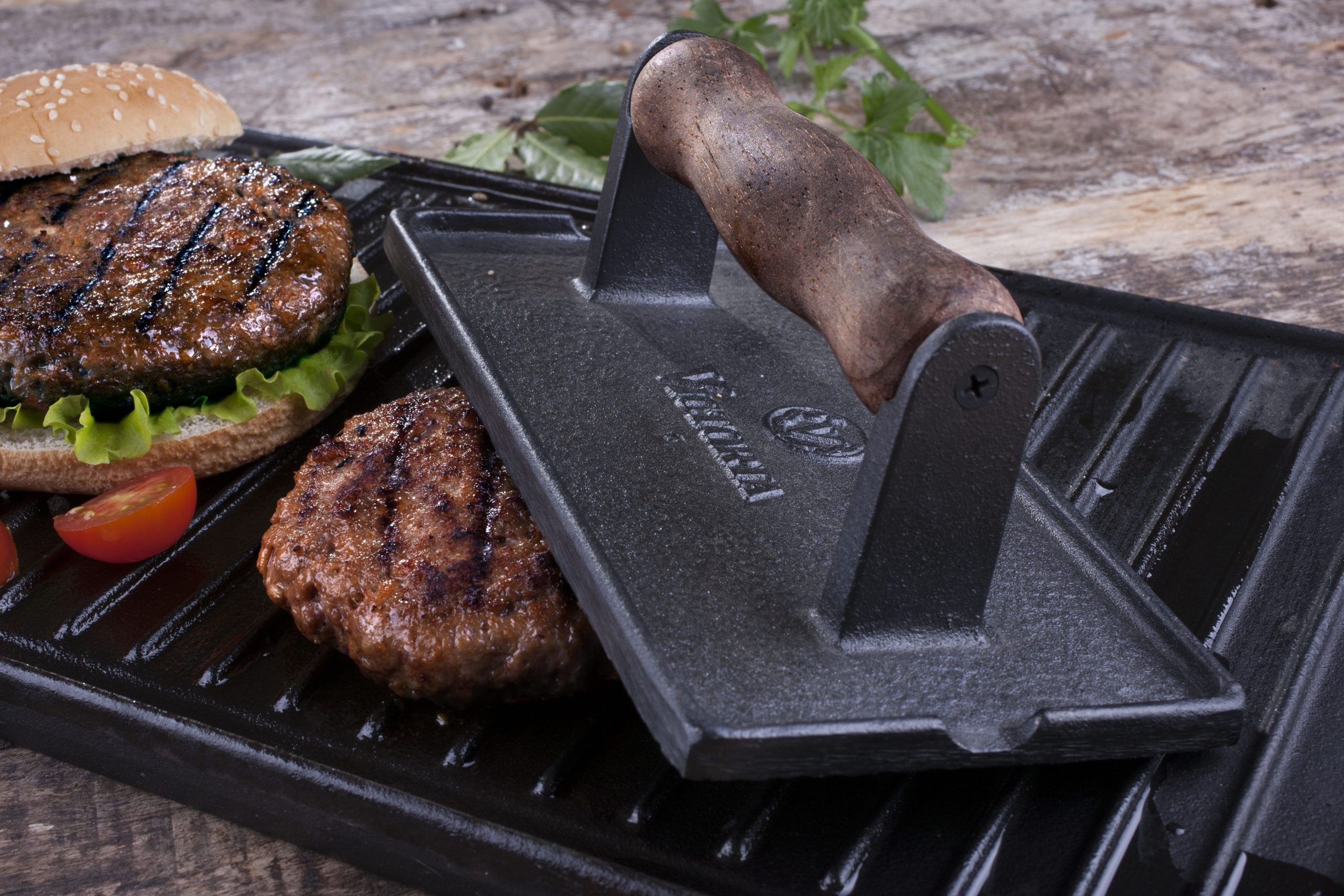 Bøfpresse, træhåndtag, emaljeret støbejern