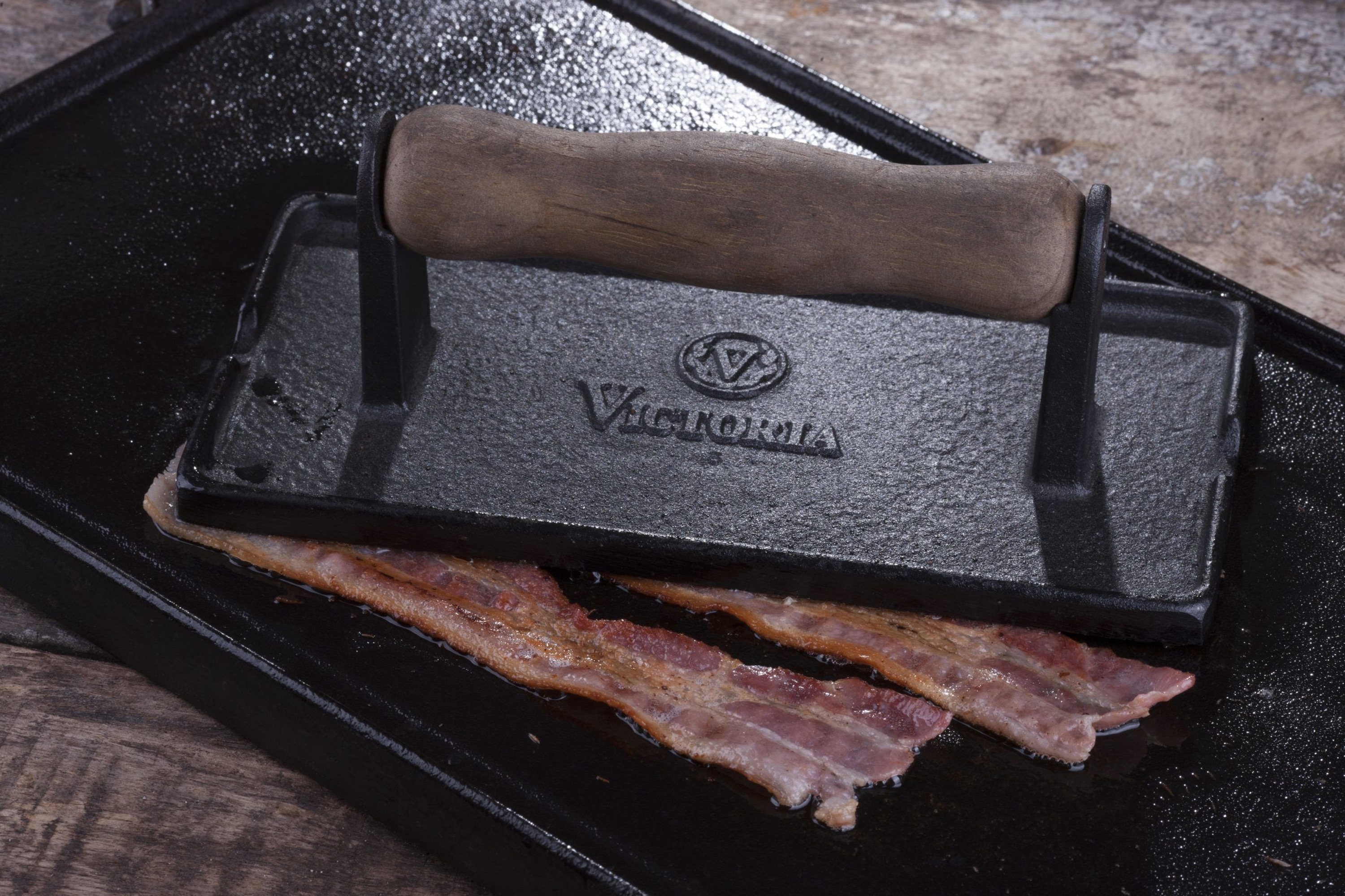 Bøfpresse, træhåndtag, emaljeret støbejern