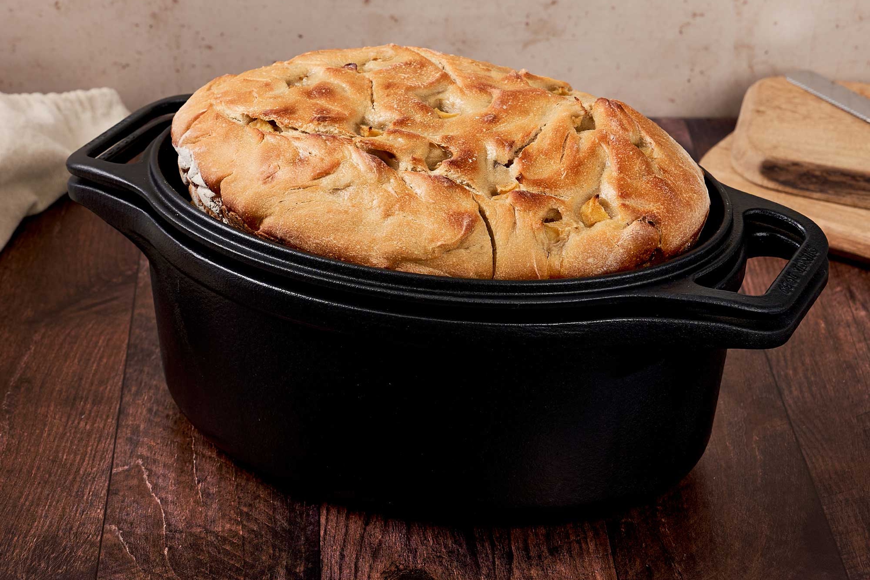 Brødgryde med låg, oval, uemaljeret støbejern