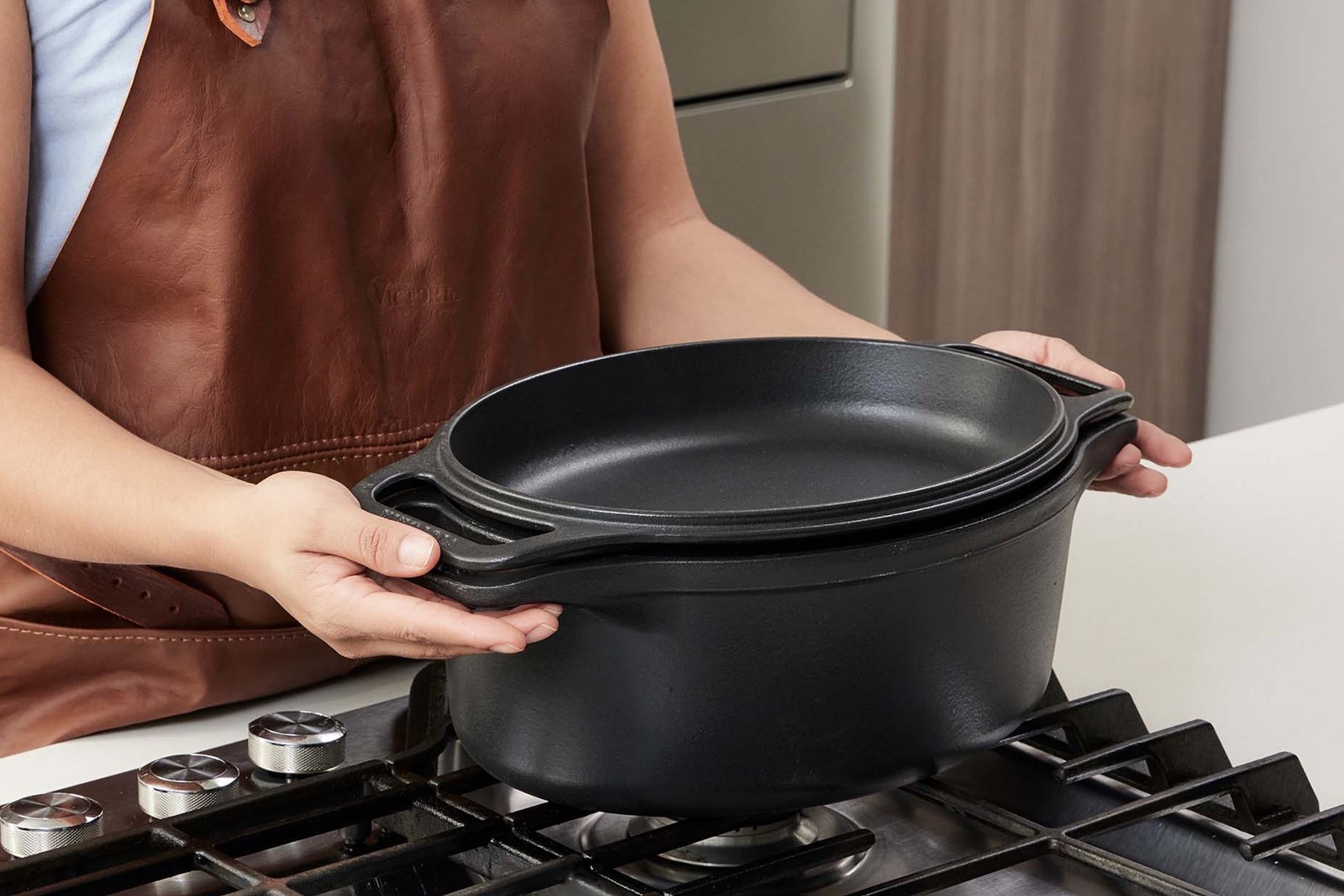 Brødgryde med låg, oval, uemaljeret støbejern