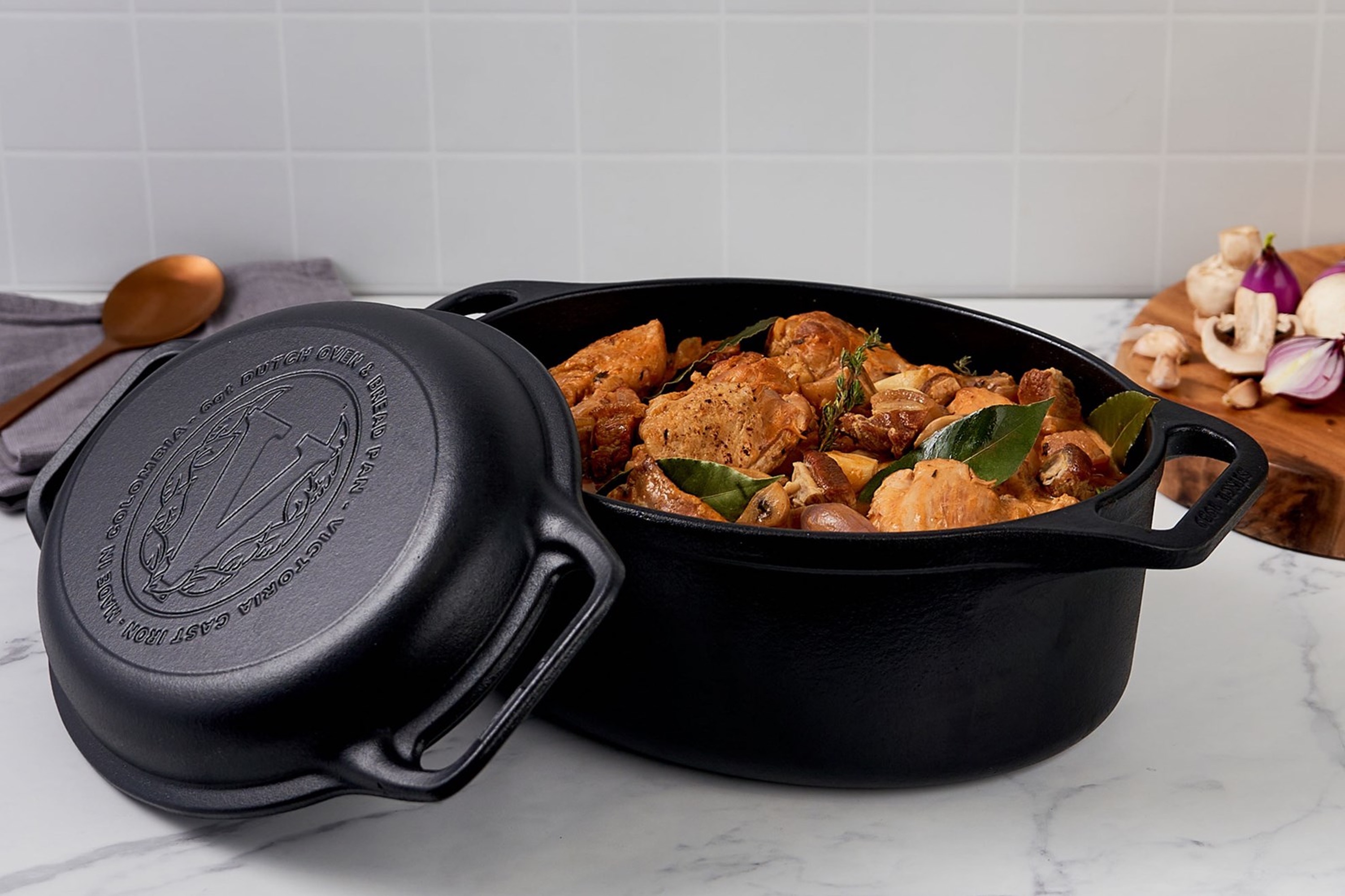 Brødgryde med låg, oval, uemaljeret støbejern