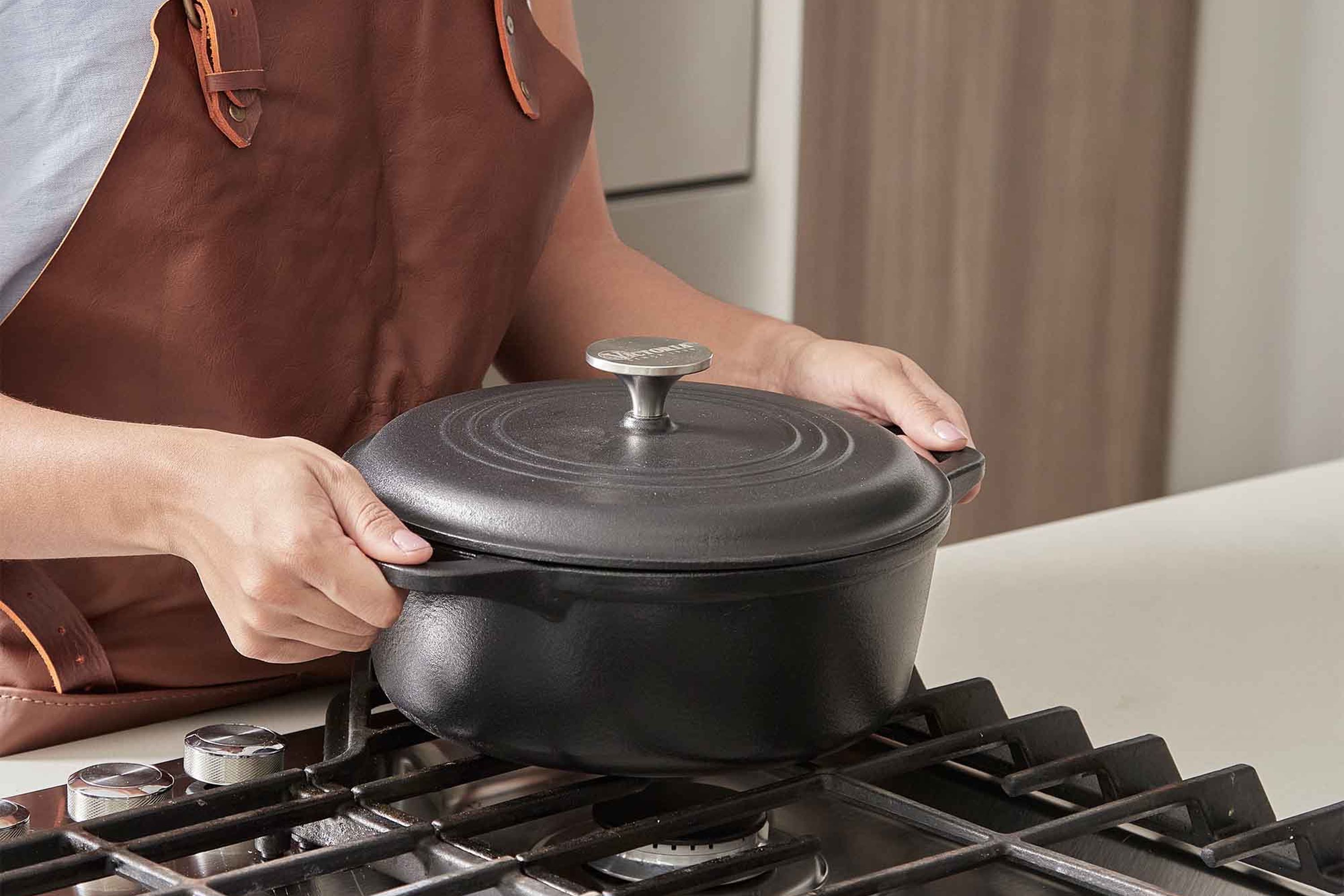 Gryde med låg, emaljeret støbejern