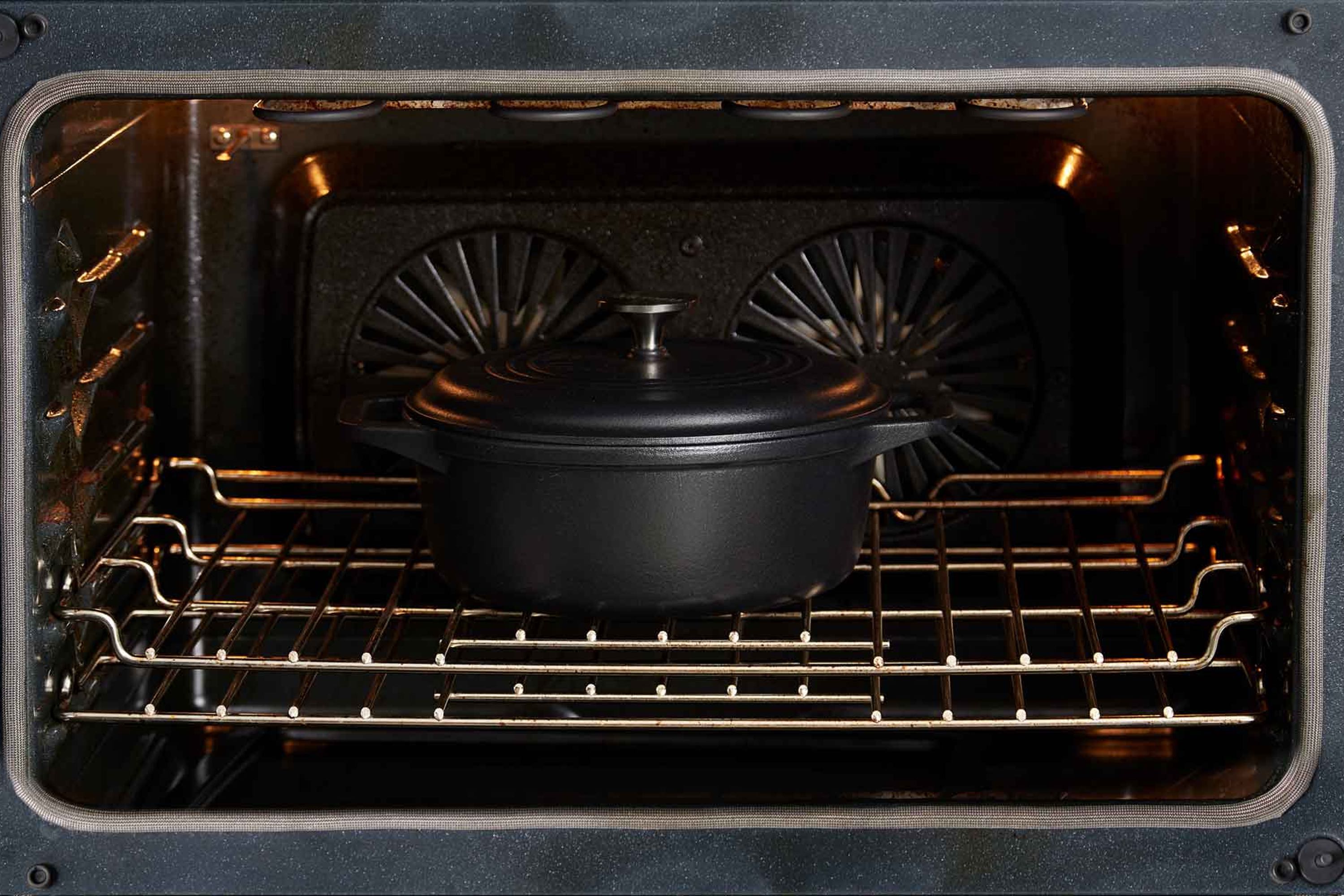 Gryde med låg, emaljeret støbejern