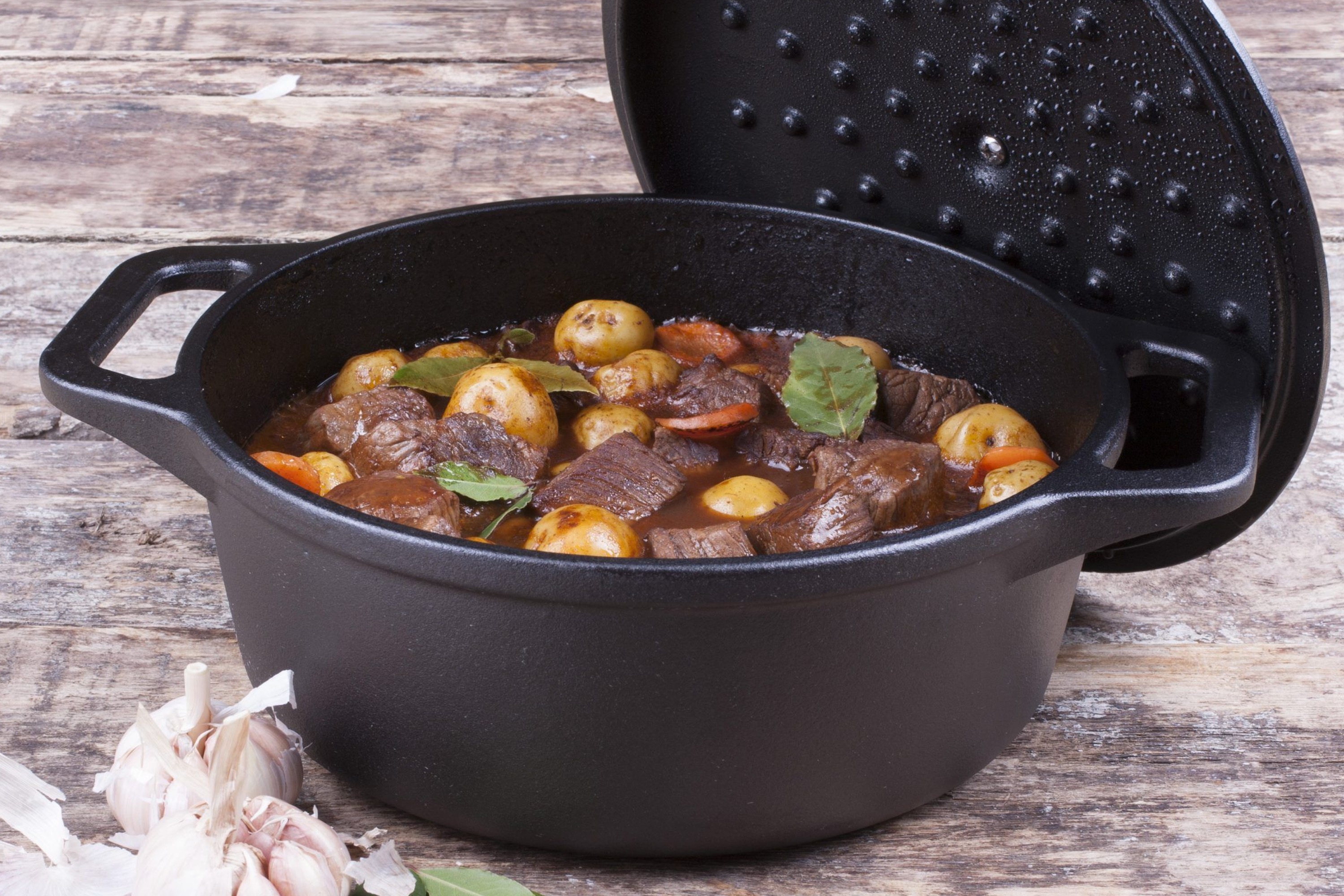 Gryde med låg, emaljeret støbejern