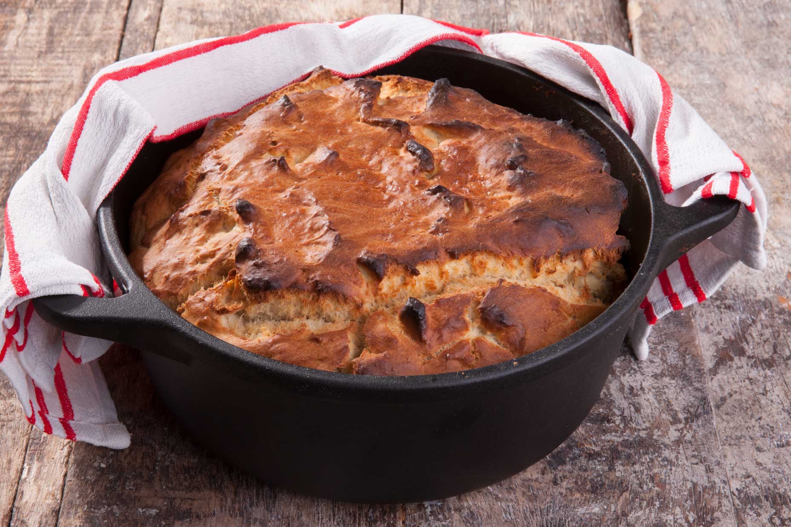 Gryde med låg, emaljeret støbejern