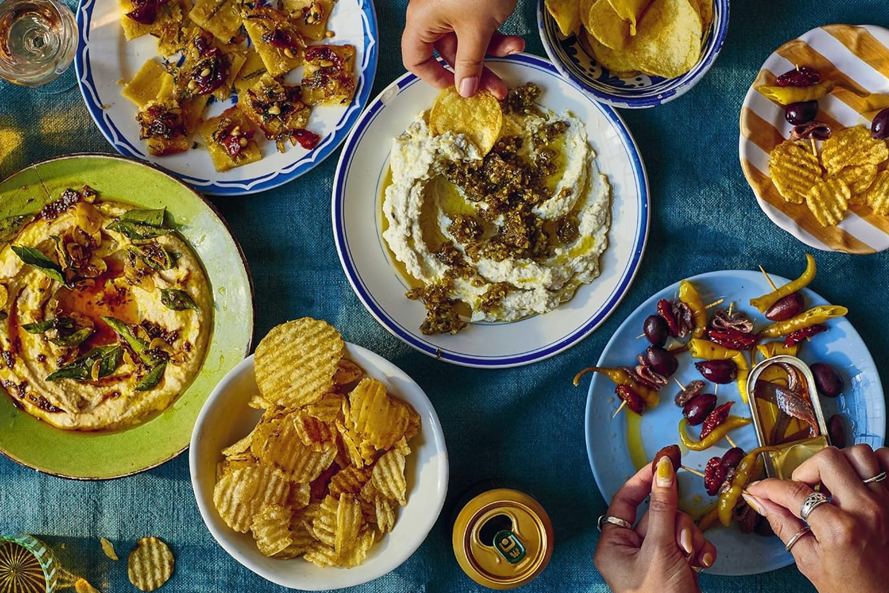 Tucking In – A Very Comforting Cookbook / Sophie Wyburd