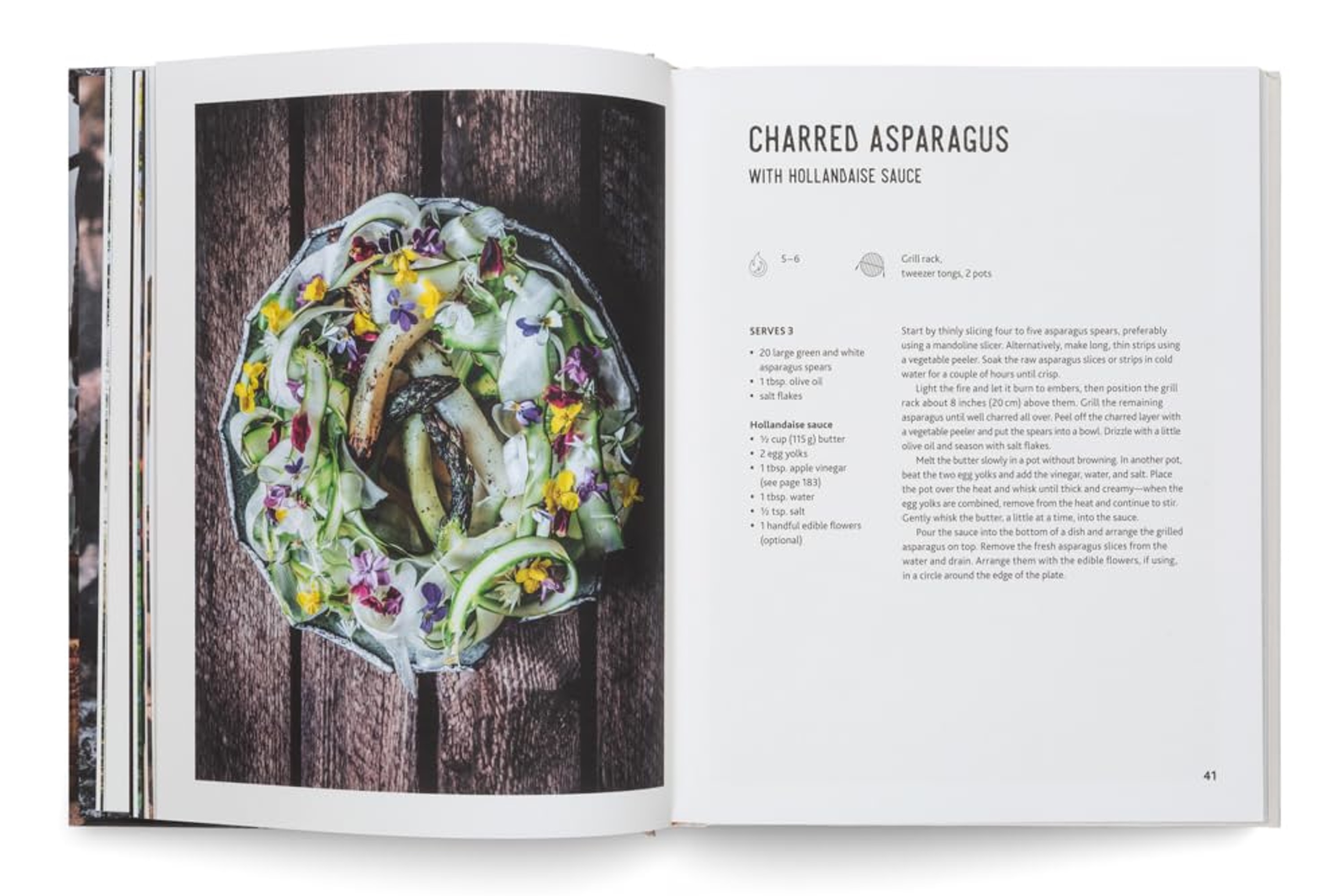 Cooking Greens on Fire: Vegetarian Recipes for the Dutch Oven and Grill / Eva & Nicolai Tram