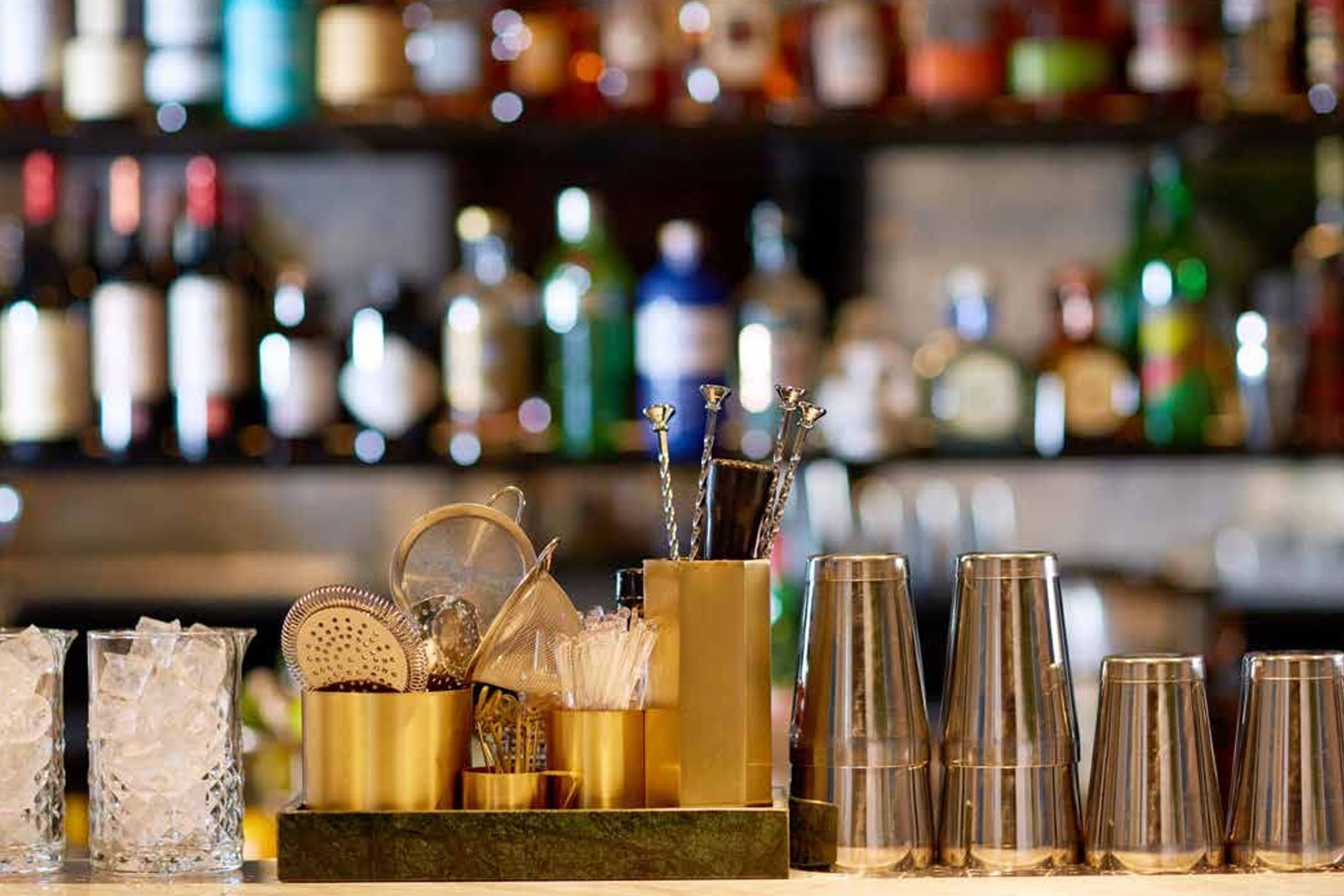 The Rum Cocktail Guide – Coladas and daiquiris / Steve Quirck