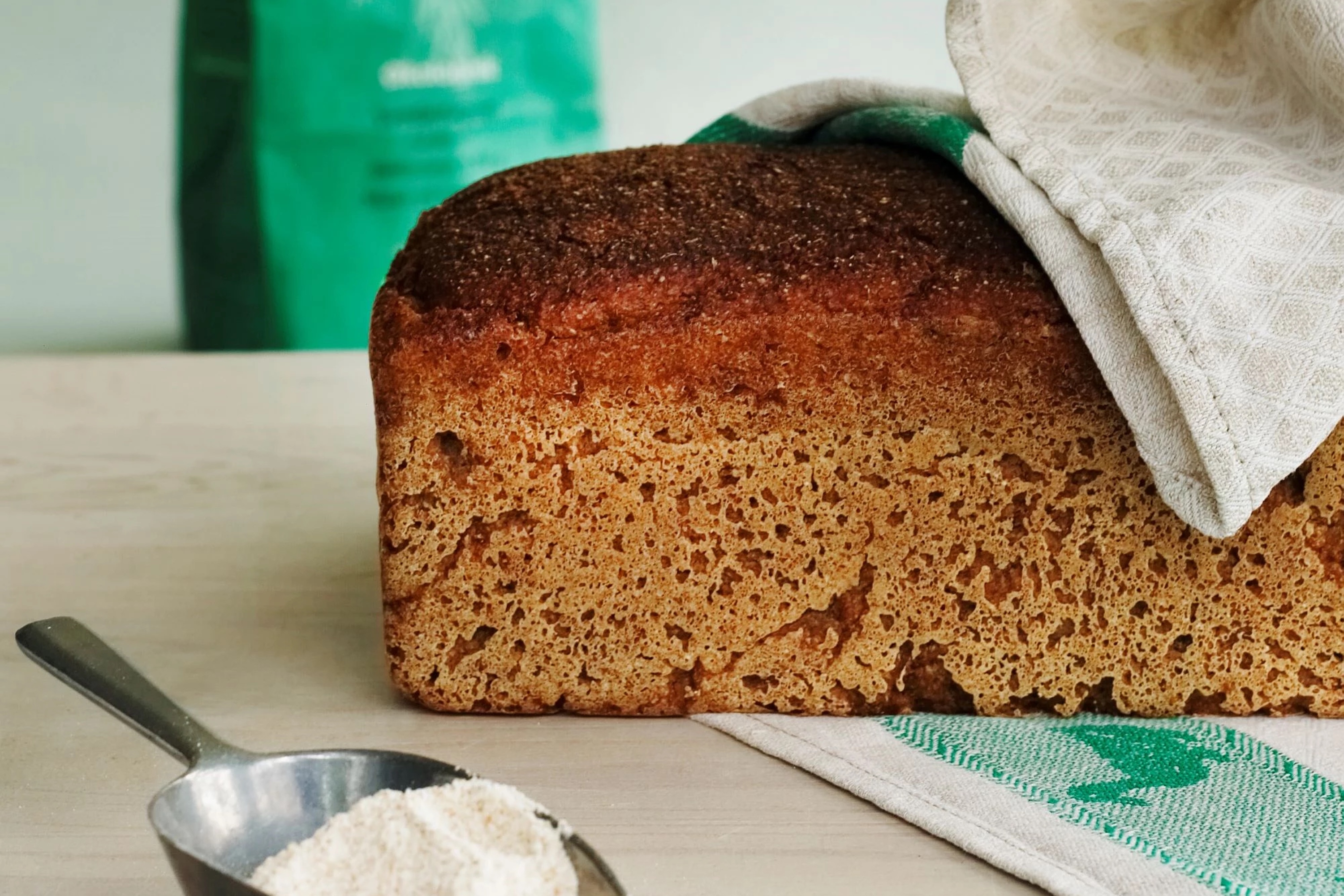 Rugbrødsglæde: Bag lækkert surdejsrugbrød / Åse Solvej Hansen